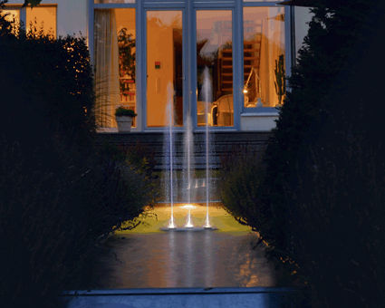 exemple de jeux d'eau et lumiere avec Oase Water Trio