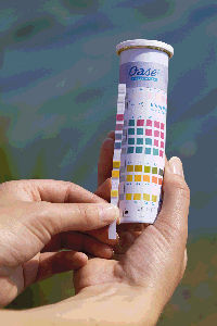 Tester l'eau de bassin avec QuickStick 6 en 1 étape 2